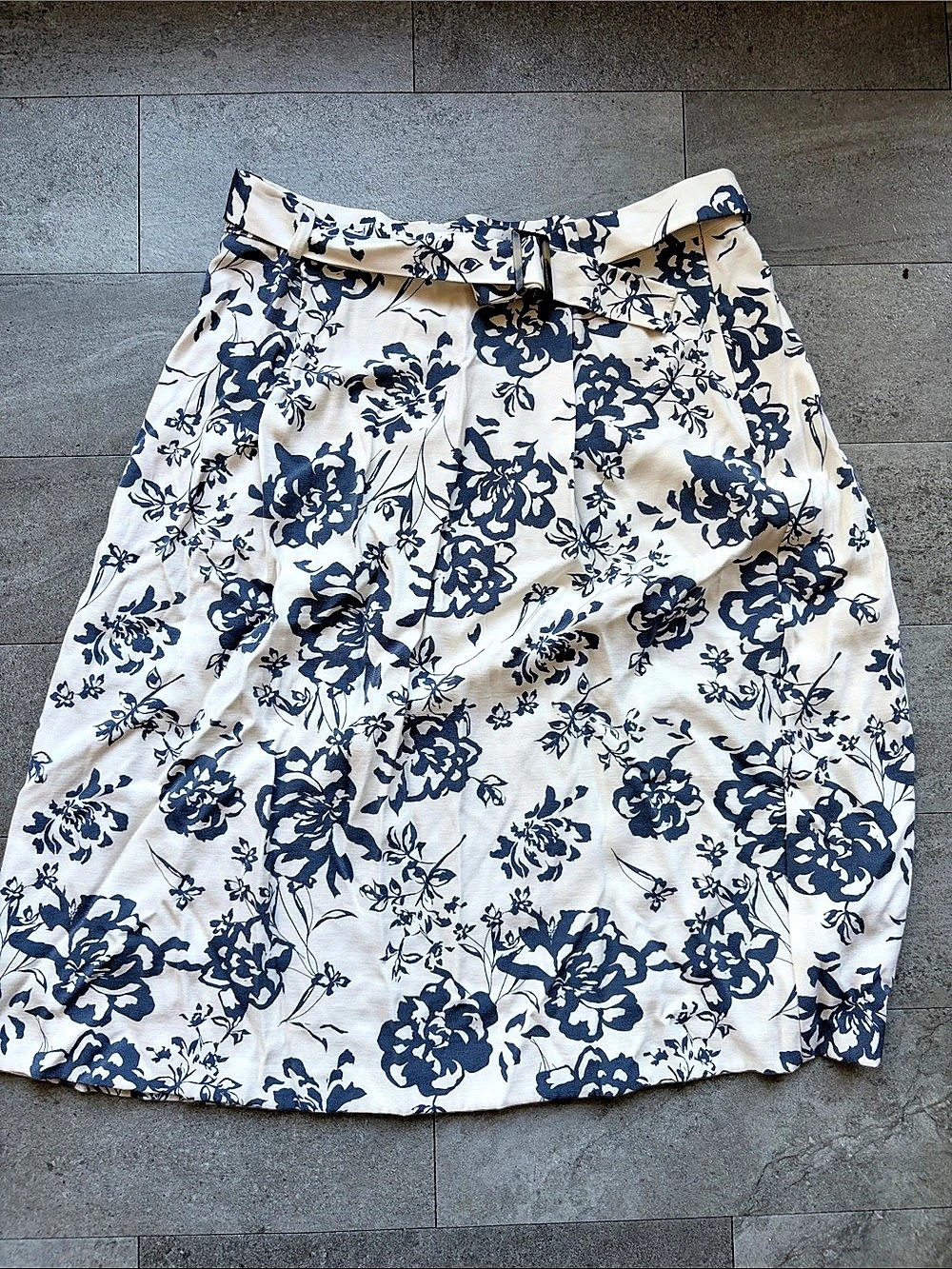 Ann Taylor Factory Floral A-Line Skirt in White & Blue Size 14P Like New